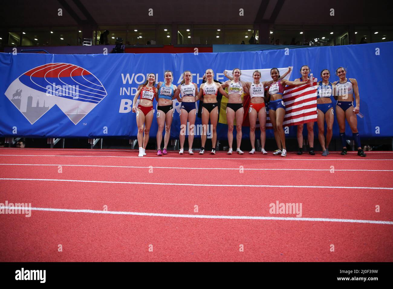 Belgrad, Serbien. 18. März 2022. Die Athleten posieren für Fotos nach den 800 Metern für den Fünfkampf bei den Leichtathletik-Hallenweltmeisterschaften Belgrad 2022 in der stark Arena, Belgrad, Serbien, 18. März 2022. Quelle: Zheng Huansong/Xinhua/Alamy Live News Stockfoto