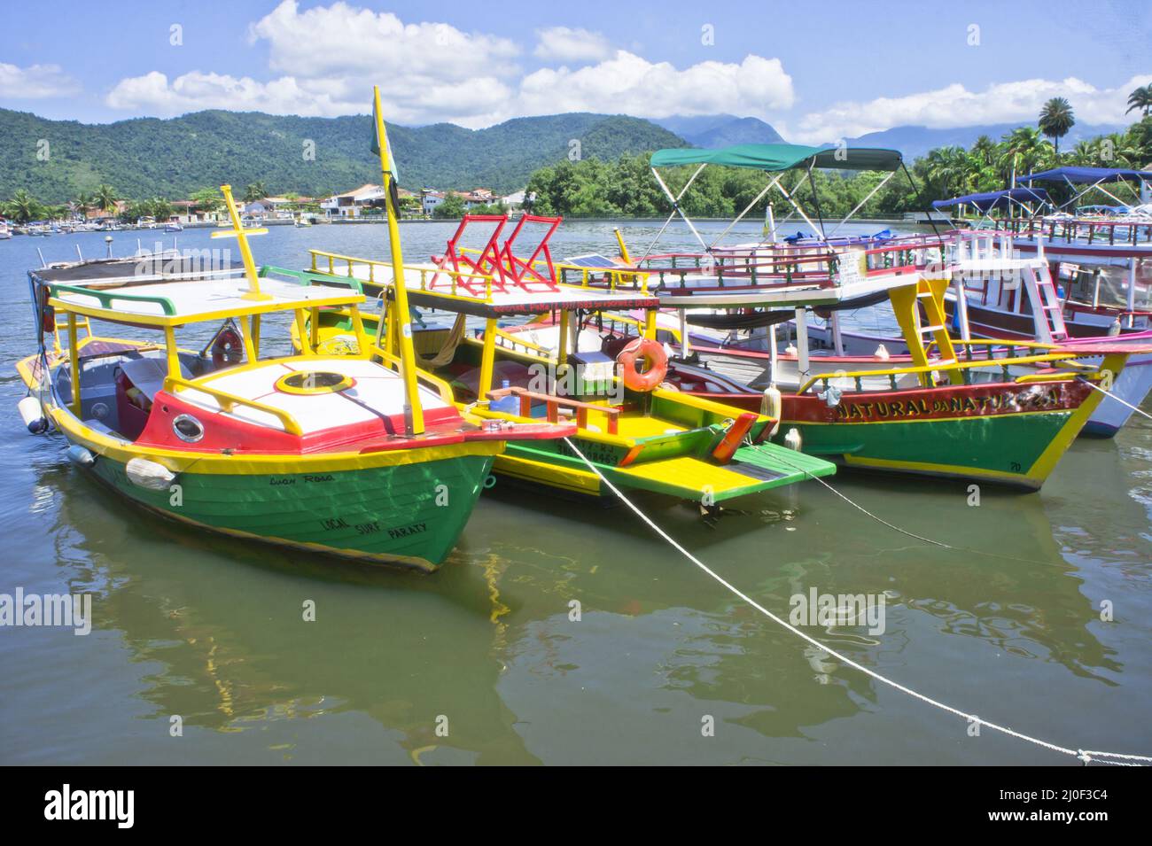 Kleine bunte Boote in Paraty, Brasilien Stockfoto
