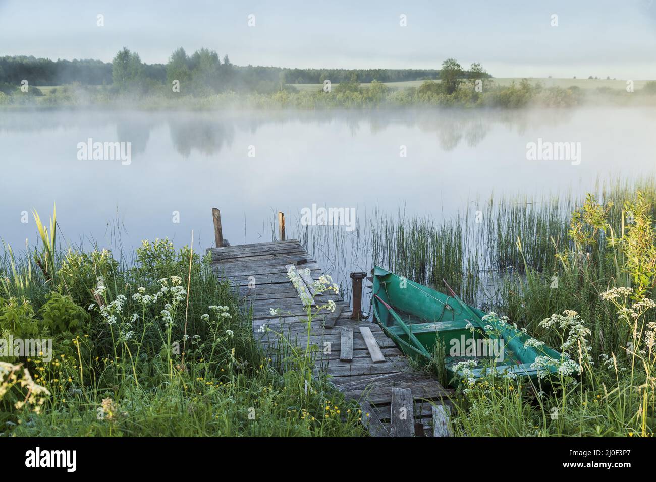 Fluss vor Sonnenaufgang im Nebel Stockfoto