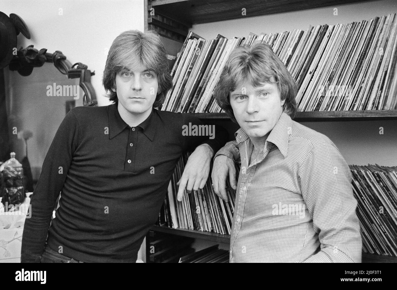 Nick Lowe dunkles Hemd) und Dave Edmunds (in hellerem Hemd), die 1979 zusammen abgebildet wurden. Nick und Dave gründeten Ende 1970s die Band Rockpile und hatten verschiedene Solo-Hits wie Dave Edmunds Nummer 1 Single I Hear You Knocking 1970 und Nick Lowes I Love The Sound of Breaking Glass 1978. Rockpile war eine britische Rock and Roll-Gruppe der späten 1970s und frühen 1980s, bekannt für seine starken Pub-Rock-, Rockabilly- und Power-Pop-Einflüsse und als fundamentaler Einfluss auf die neue Welle. Die Band bestand aus Dave Edmunds (Gesang, Gitarre), Nick Lowe (Gesang, Bassgitarre), Billy Bremner (Voc Stockfoto