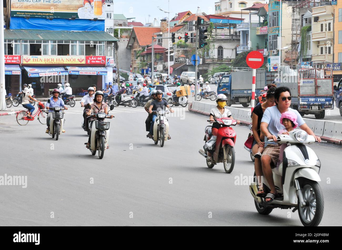 Vietnamesen, die mit Motorrädern auf der Straße von Hanoi in Vietnam reisen Stockfoto