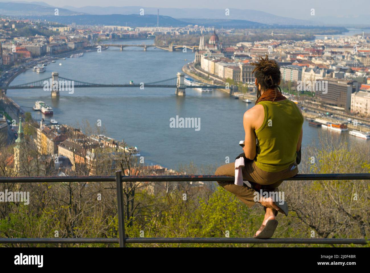 Mann, der Budapest vom Geller Hügel aus in Budapest, Ungarn, Europa genießt Stockfoto