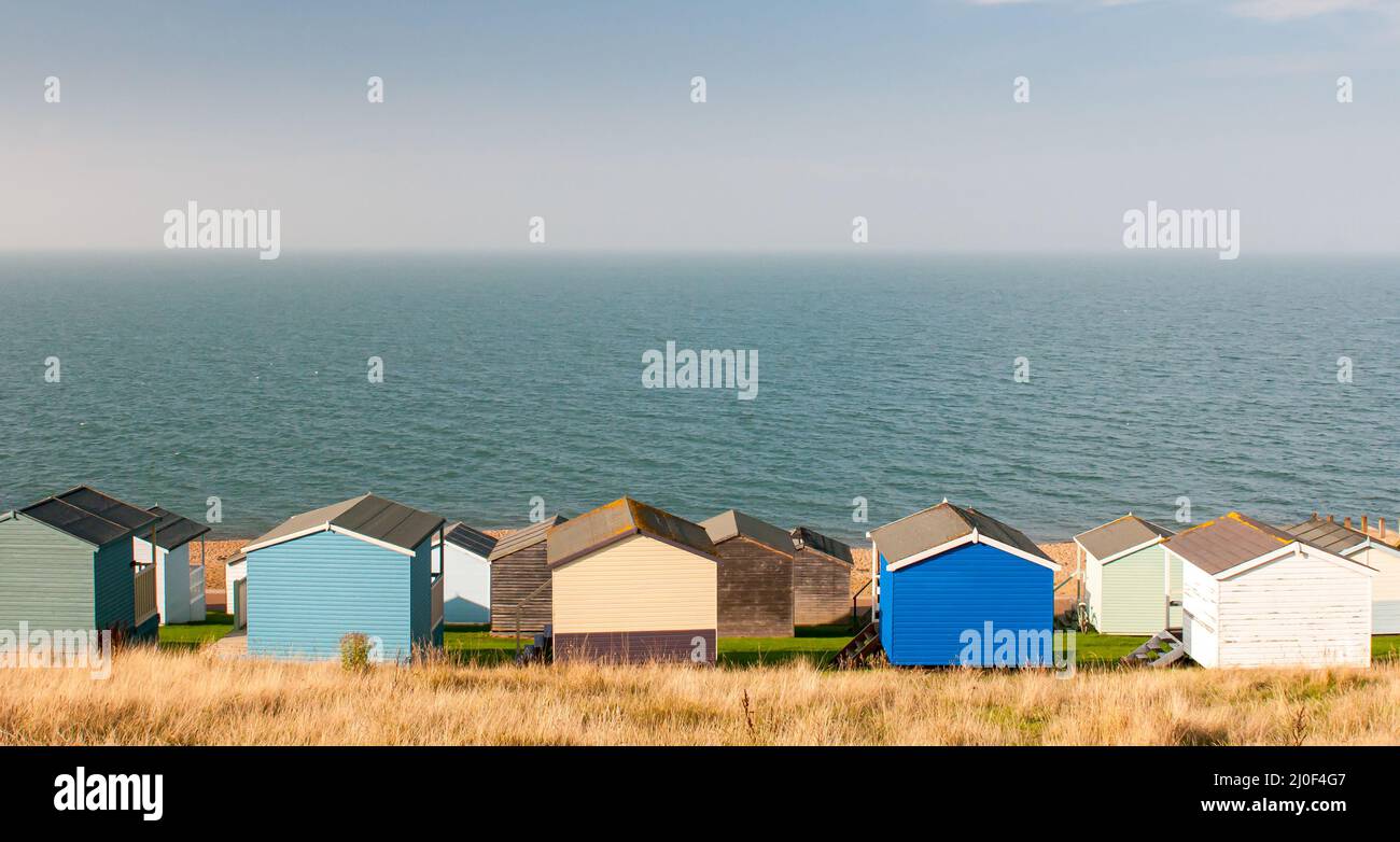 Bunte Urlaub hölzerne Strandhütten mit Blick auf das Meer. Whitstable in Kent, Großbritannien Stockfoto