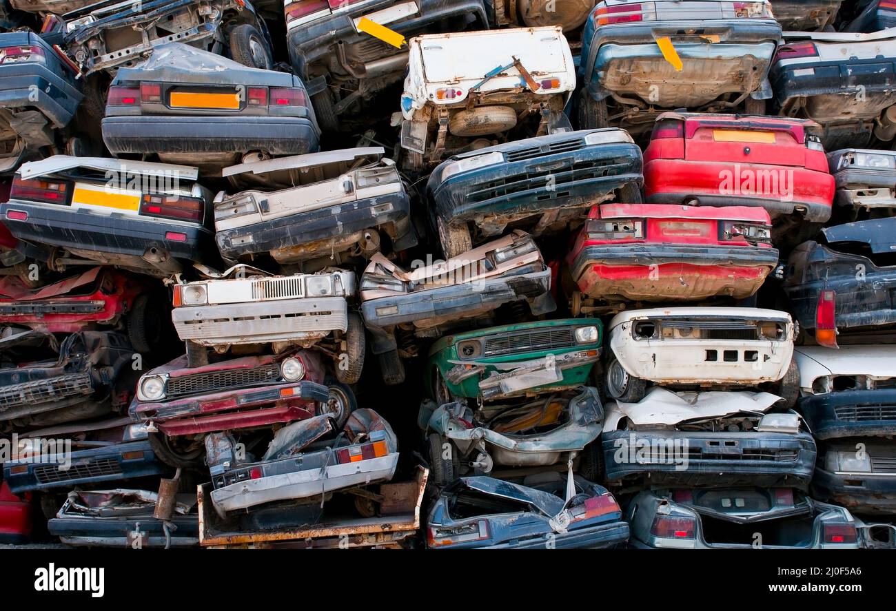 Stapel von Schrott Autos bereit für die Recycling-Industrie Stockfoto