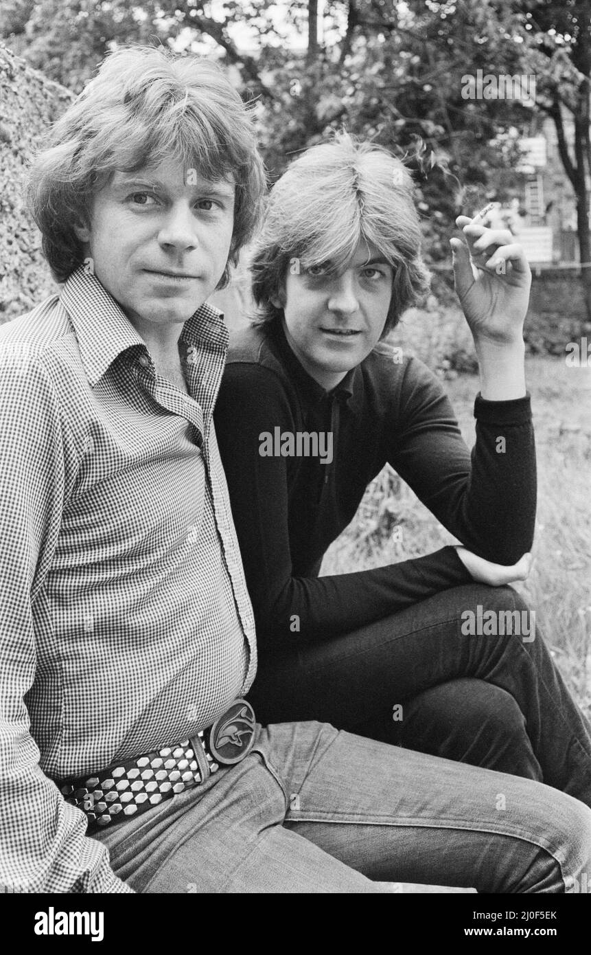 Nick Lowe dunkles Hemd) und Dave Edmunds (in hellerem Hemd), die 1979 zusammen abgebildet wurden. Nick und Dave gründeten Ende 1970s die Band Rockpile und hatten verschiedene Solo-Hits wie Dave Edmunds Nummer 1 Single I Hear You Knocking 1970 und Nick Lowes I Love The Sound of Breaking Glass 1978. Rockpile war eine britische Rock and Roll-Gruppe der späten 1970s und frühen 1980s, bekannt für seine starken Pub-Rock-, Rockabilly- und Power-Pop-Einflüsse und als fundamentaler Einfluss auf die neue Welle. Die Band bestand aus Dave Edmunds (Gesang, Gitarre), Nick Lowe (Gesang, Bassgitarre), Billy Bremner (Voc Stockfoto