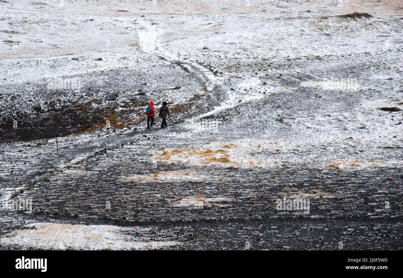 Menschen wandern auf einem verschneiten Naturpfad, VIK Island Stockfoto