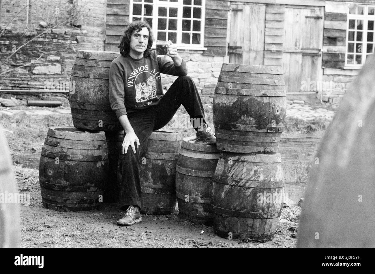 Terry Jones, Drehbuchautor für Monty Python, hat eine Brauerei in Lyonshall, in der Nähe von Hereford, gekauft. Er produziert wöchentlich 100 Barrel Bier aus seinem eigenen Gebräu namens „Jones Special“. 27.. Februar 1978. Stockfoto