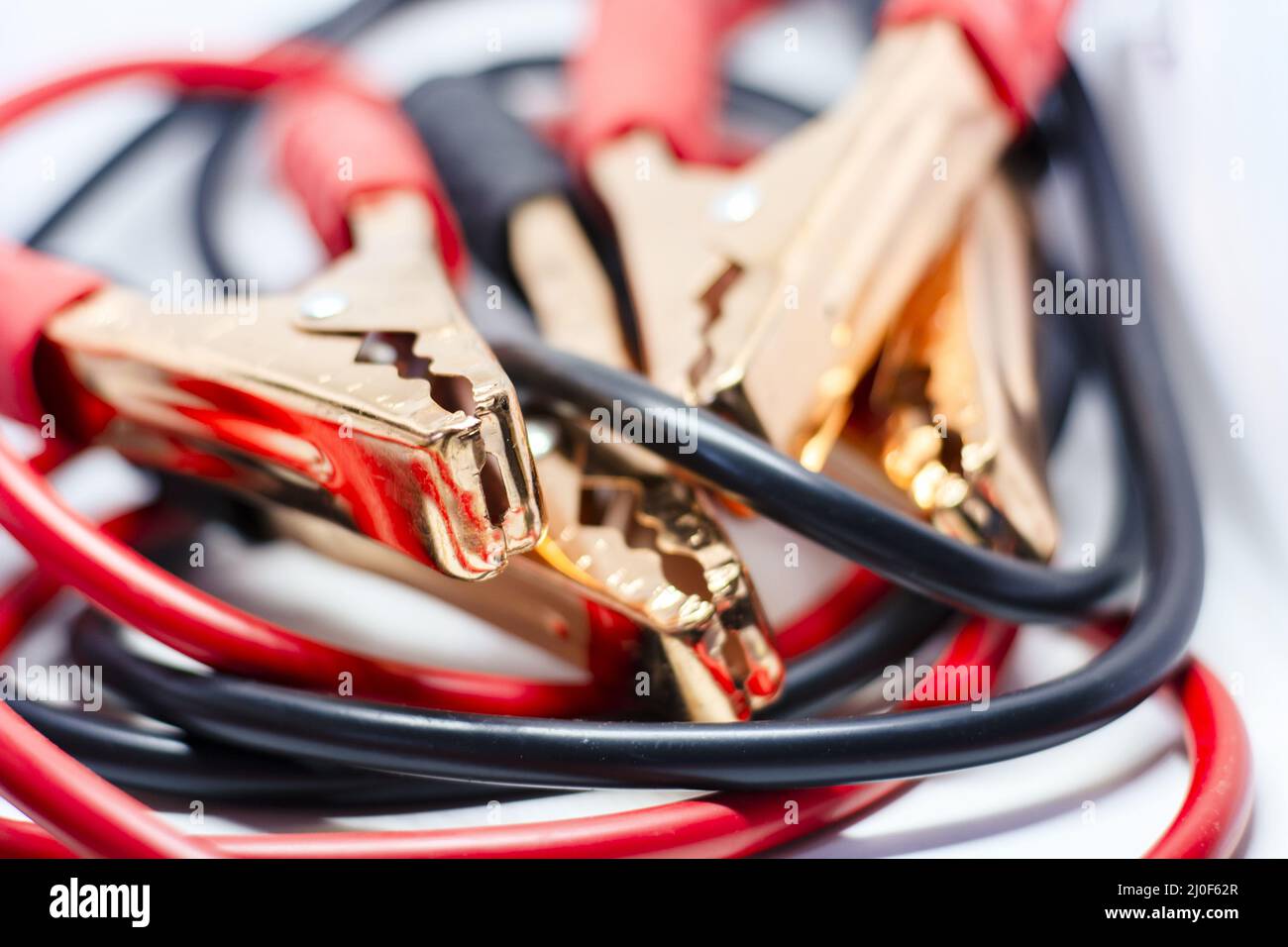 Nahaufnahme des roten und schwarzen Steckverbindern der Autobatterie Stockfoto