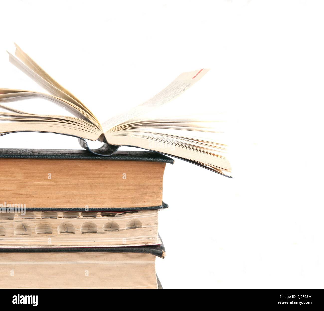 Offenes Buch auf weißem Hintergrund Stockfoto