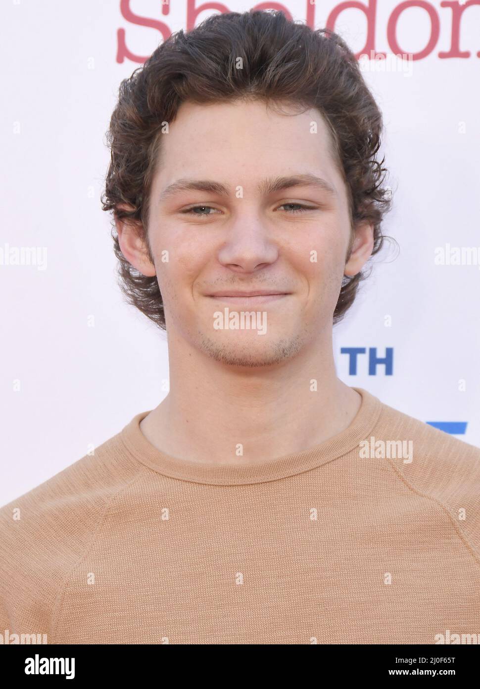 Montana Jordan kommt zur Premiere von Warner Bros. 100. Episode of