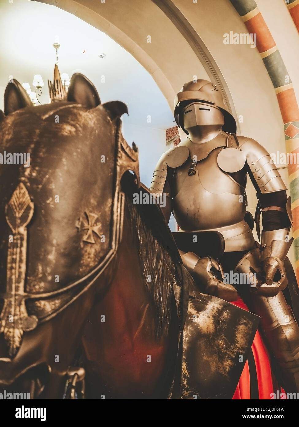 Russland, Sotschi 14.03.2020. Die Figur eines Mannes auf einem Pferd in ritterlicher Bronzerüstung Stockfoto