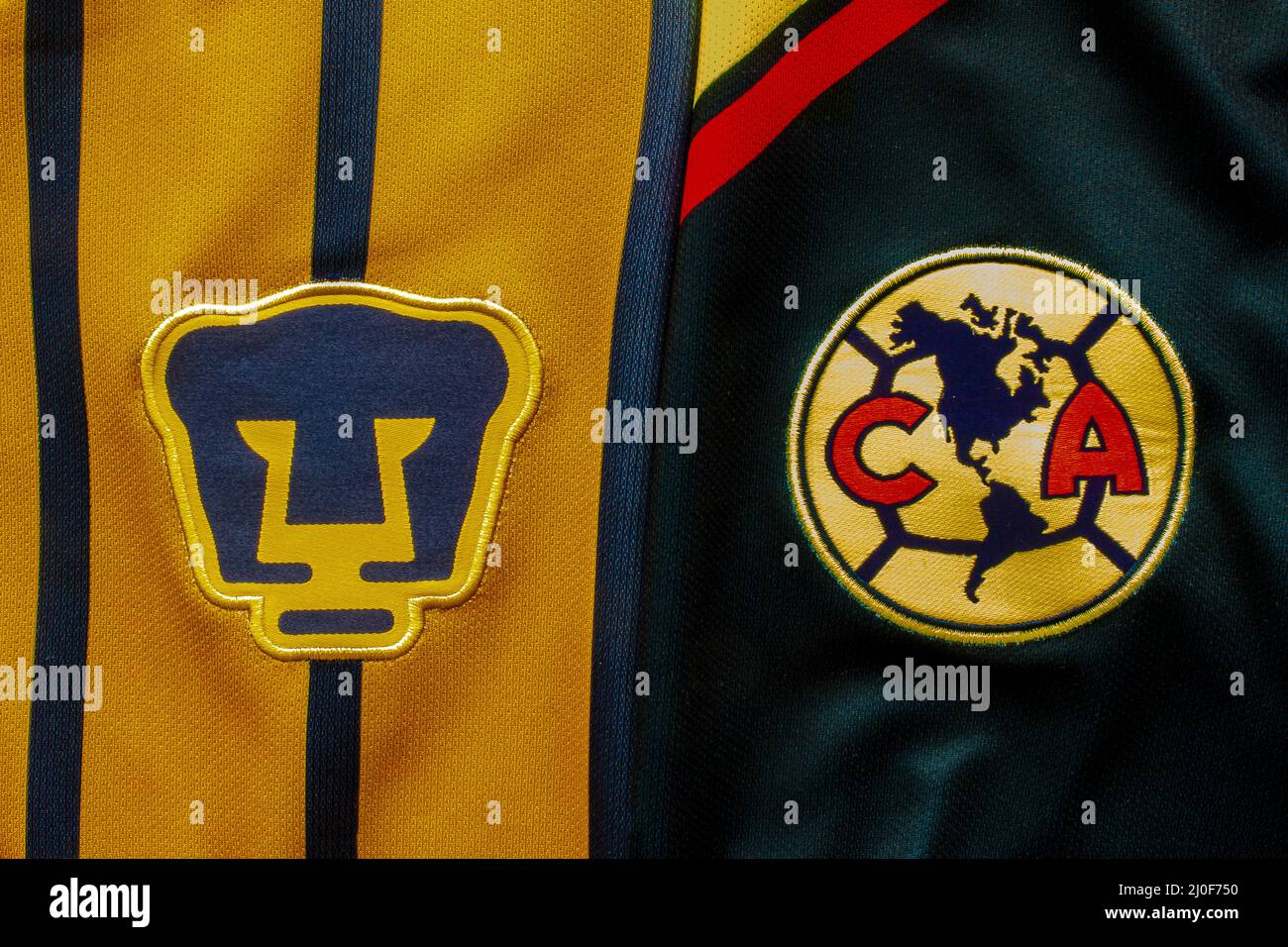 Calgary, Alberta, Kanada. Juli 10, 2020. Pumas UNAM vs Club America Football Soccer nah an ihrem Logo auf einem Trikot. Stockfoto