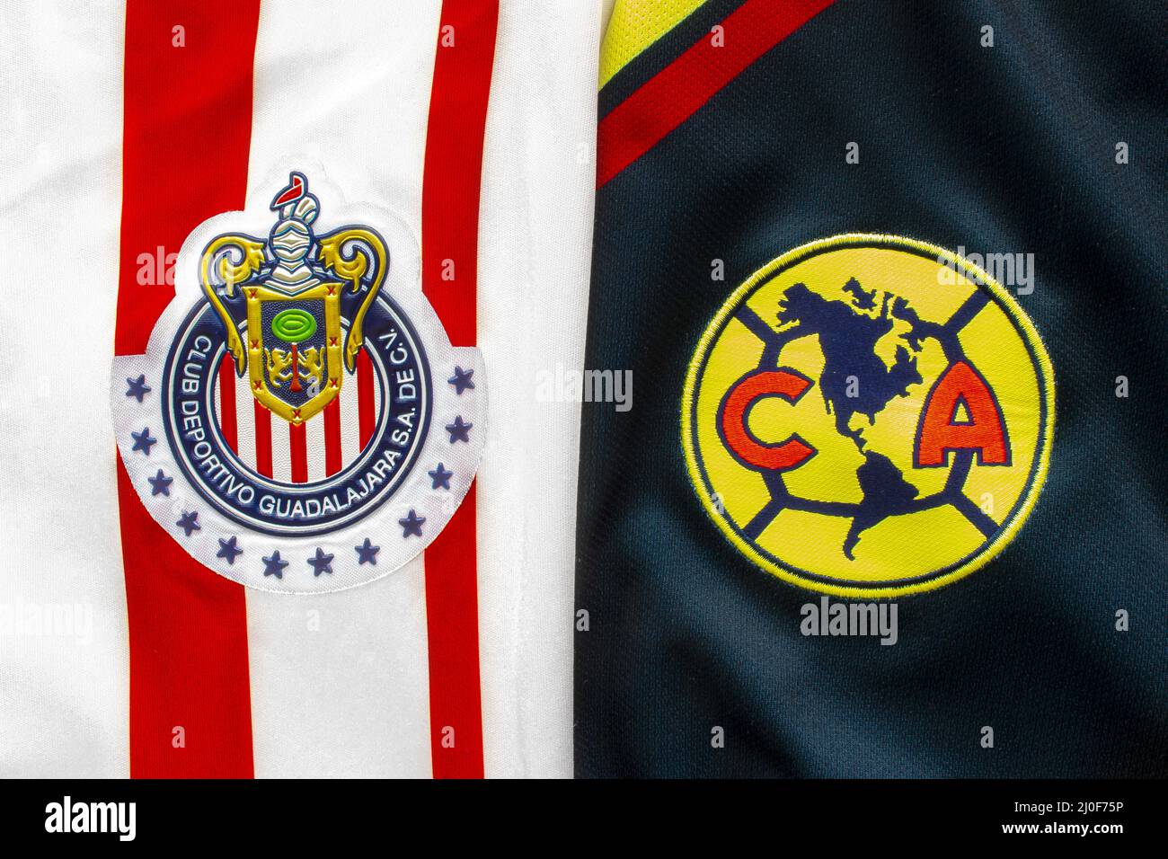 Calgary, Alberta, Kanada. Juli 10, 2020. Guadalajara Chivas vs Club America Football Soccer nah an ihrem Logo auf einem Trikot. Stockfoto