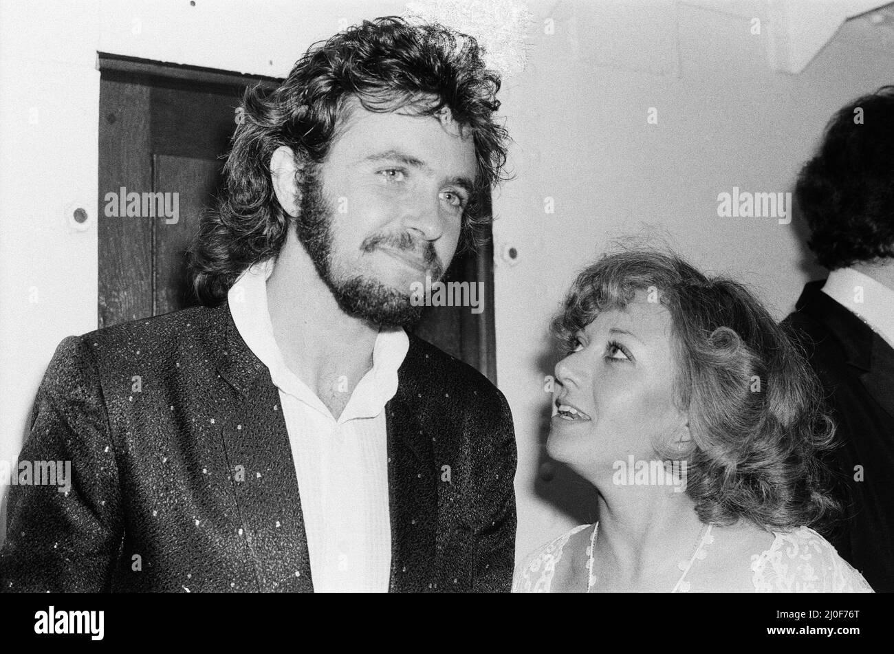 Bild zeigt David Essex (links) und Elaine Paige (rechts). Bei einer Party an Bord des Tattershall Castle, die am Victoria Embankment festgemacht wurde, um die Eröffnung von Evita zu feiern, die am 21.. Juni 1978 im Prince Edward Theatre, London, eröffnet wurde. David Essex spielt Che und Elaine Paige spielt Eva Peron Evita ist ein Musical mit Musik von Andrew Lloyd Webber und Texten von Tim Reis. Sie konzentriert sich auf das Leben der argentinischen politischen Führerin Eva per¿, der zweiten Frau des argentinischen Präsidenten Juan per¿. Die Geschichte folgt Evitas frühem Leben, dem Aufstieg zur Macht, der Wohltätigkeitsarbeit und dem letztendlichen Tod. Foto aufgenommen - 21. Stockfoto