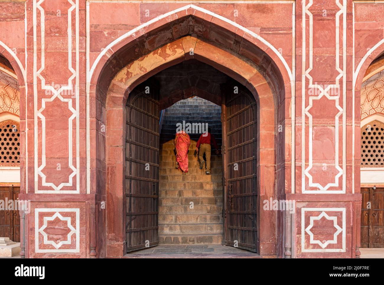 Unbekannte Menschen, die zum Eingang des Humayun-Grabes in Neu-Delhi, Indien, laufen Stockfoto