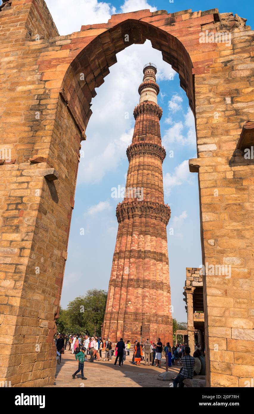 Touristischer Prople Sightseeing auf dem Qutub Minar Turm Stockfoto