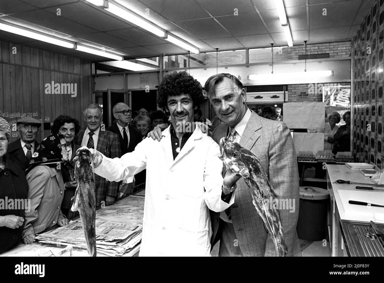 Der ehemalige Newcastle United-Spieler Jackie Milburn eröffnete am 9.. Juni 1980 im Cruddas Park Shopping Center seinen Freunden einen neuen Fisch- und Chipshop Stockfoto