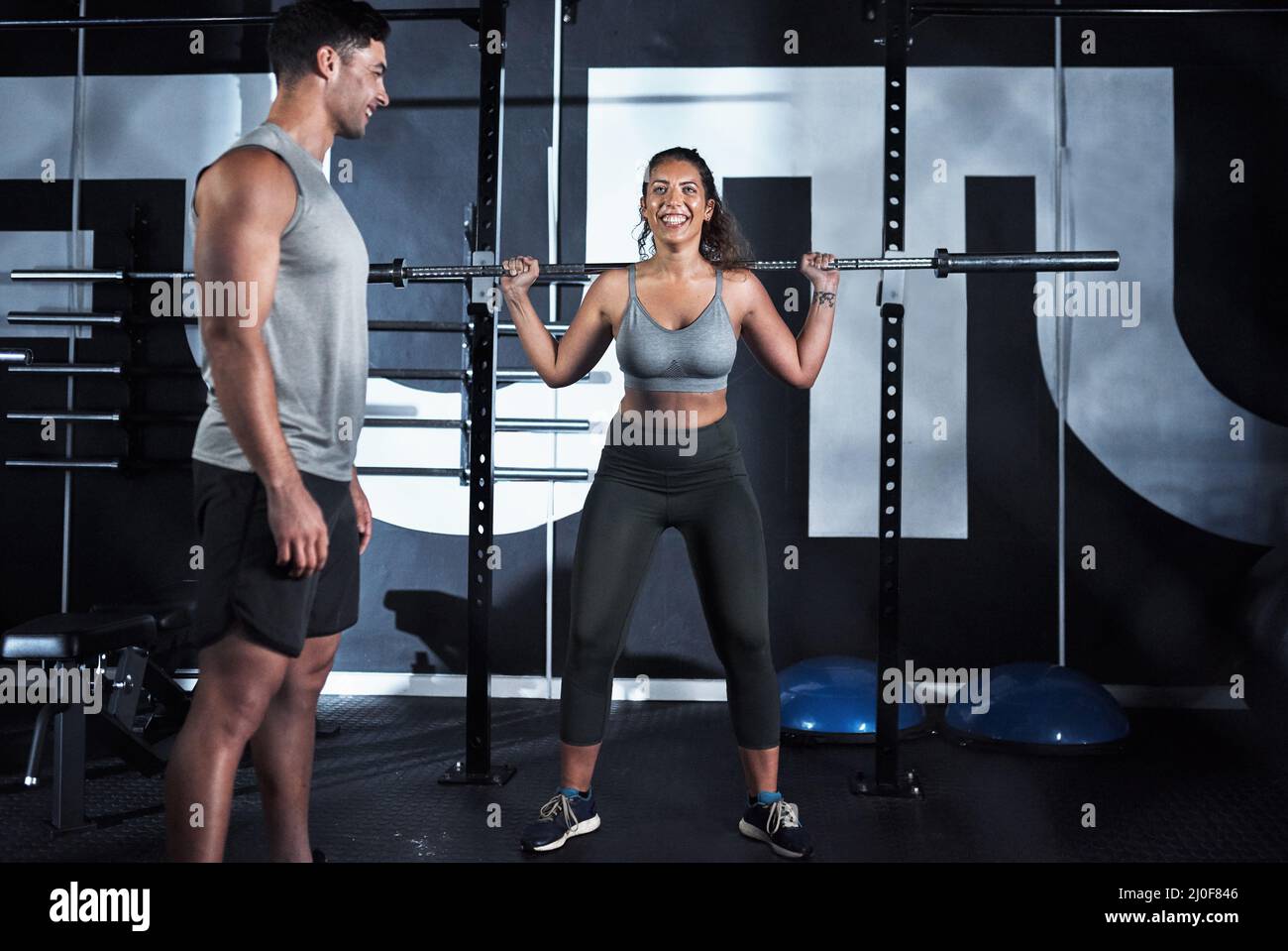 Feinabstimmung Ihrer Technik, Feinabstimmung Ihres Körpers. Aufnahme einer jungen Frau, die während ihres Trainings in einem Fitnessstudio einen Stahlstock hochhebt. Stockfoto