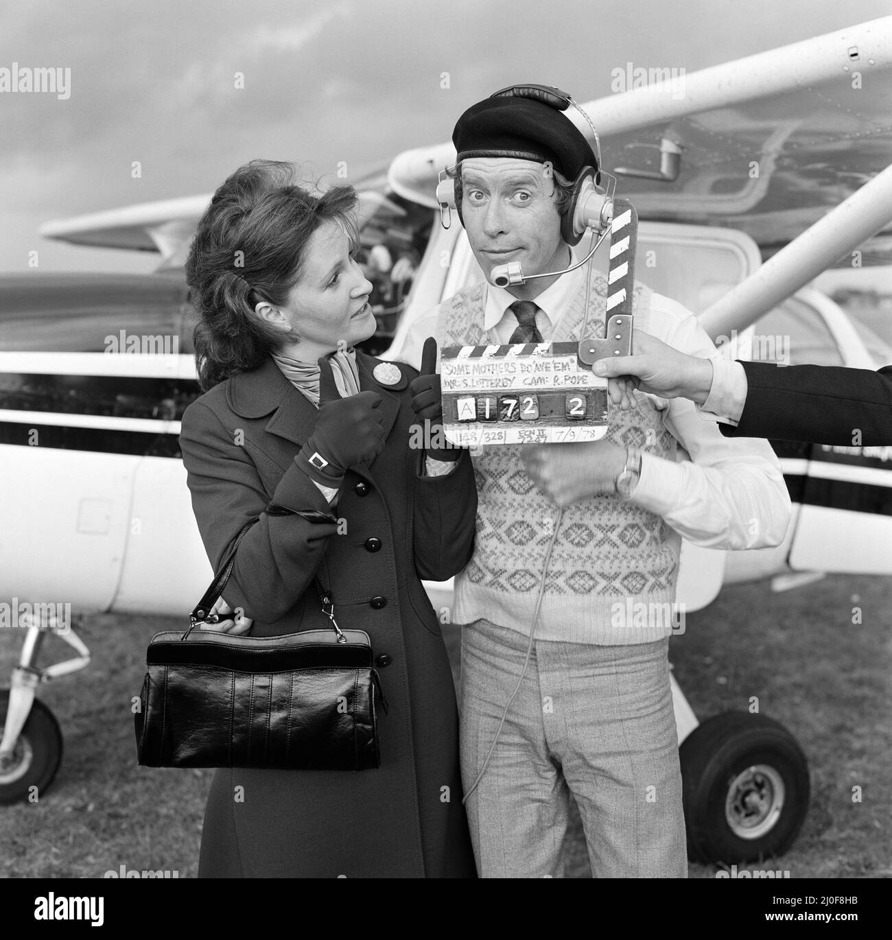 Schauspieler Michael Crawford, der während der Dreharbeiten zur BBC-Comedy-Serie „Some Mothers do AV EM“ fotografiert wurde. Hier ist er mit Co-Star Michele Dotrice abgebildet, der seine leidende Frau Betty spielt. 8.. September 1978. Stockfoto