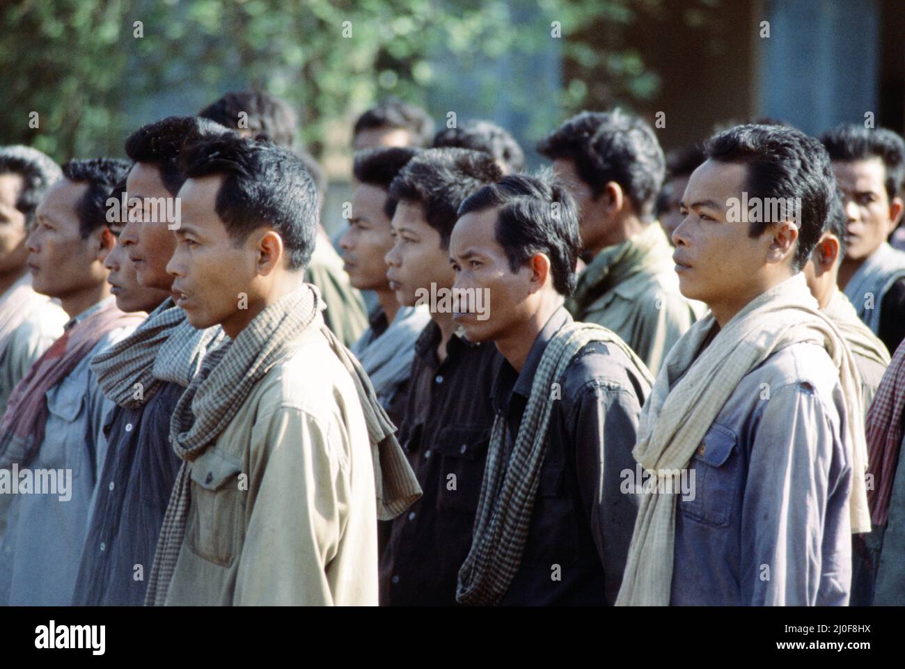 Tod einer Nation. In Kambodscha ist eine unglaubliche menschliche Katastrophe geschehen, wo schätzungsweise zwei Millionen Menschen von einem fanatischen Regime getötet wurden, dessen offensichtliches Ziel es war, jeden und alles, was mit der modernen Welt in Verbindung steht, auszulöschen. Die Beweise für dieses entsetzliche Massaker kommen erst jetzt ans Licht, nachdem fast vier Jahre Folter, Hunger und Massenmord in gigantischem Ausmaß begangen wurden. Im Bild, gefangen genommen Khmer Rouge. September 1979. Stockfoto