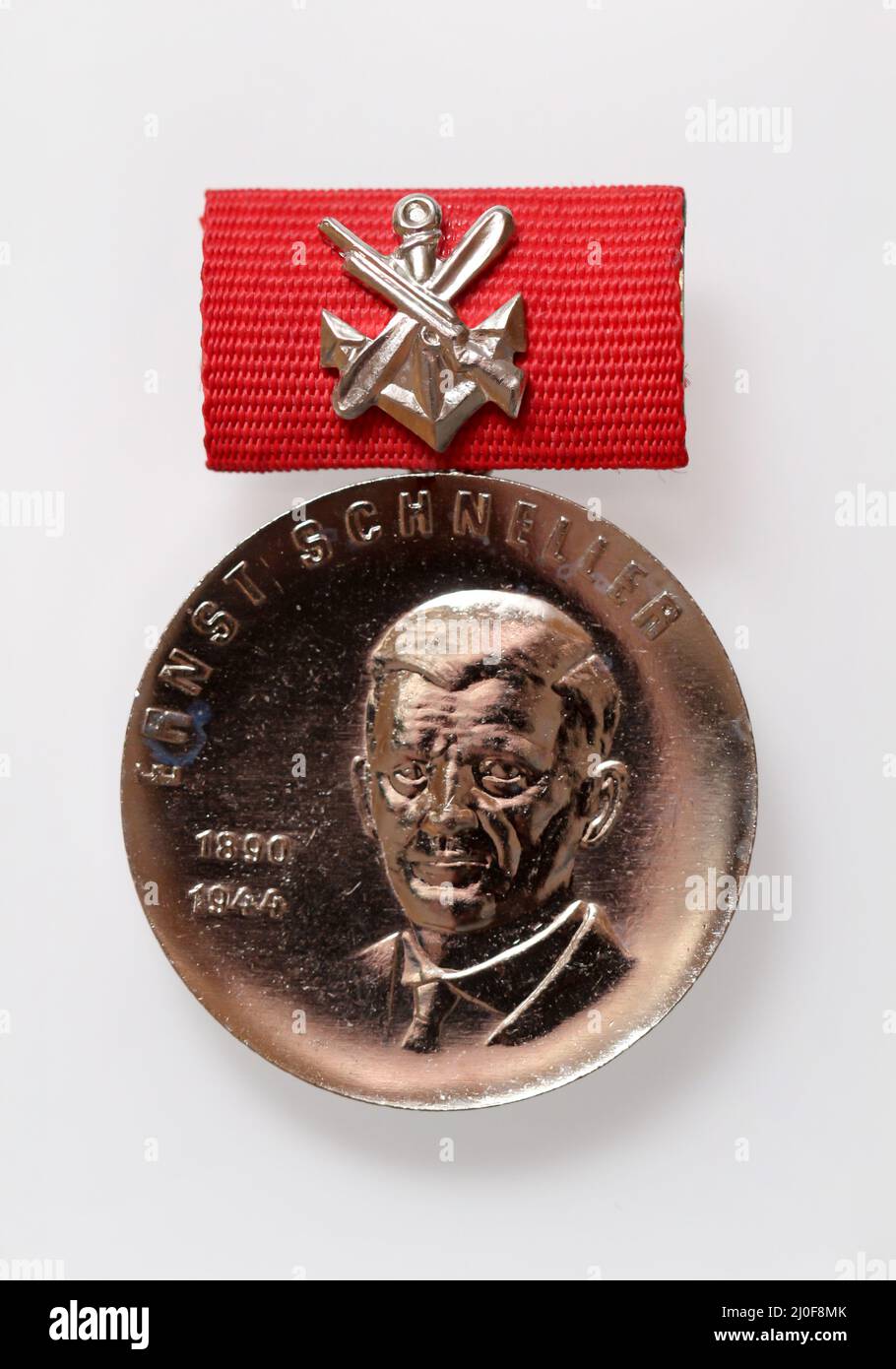 Nahaufnahme eines Ordens, Abzeichen oder einer Medaille aus der DDR-Zeit. Stockfoto