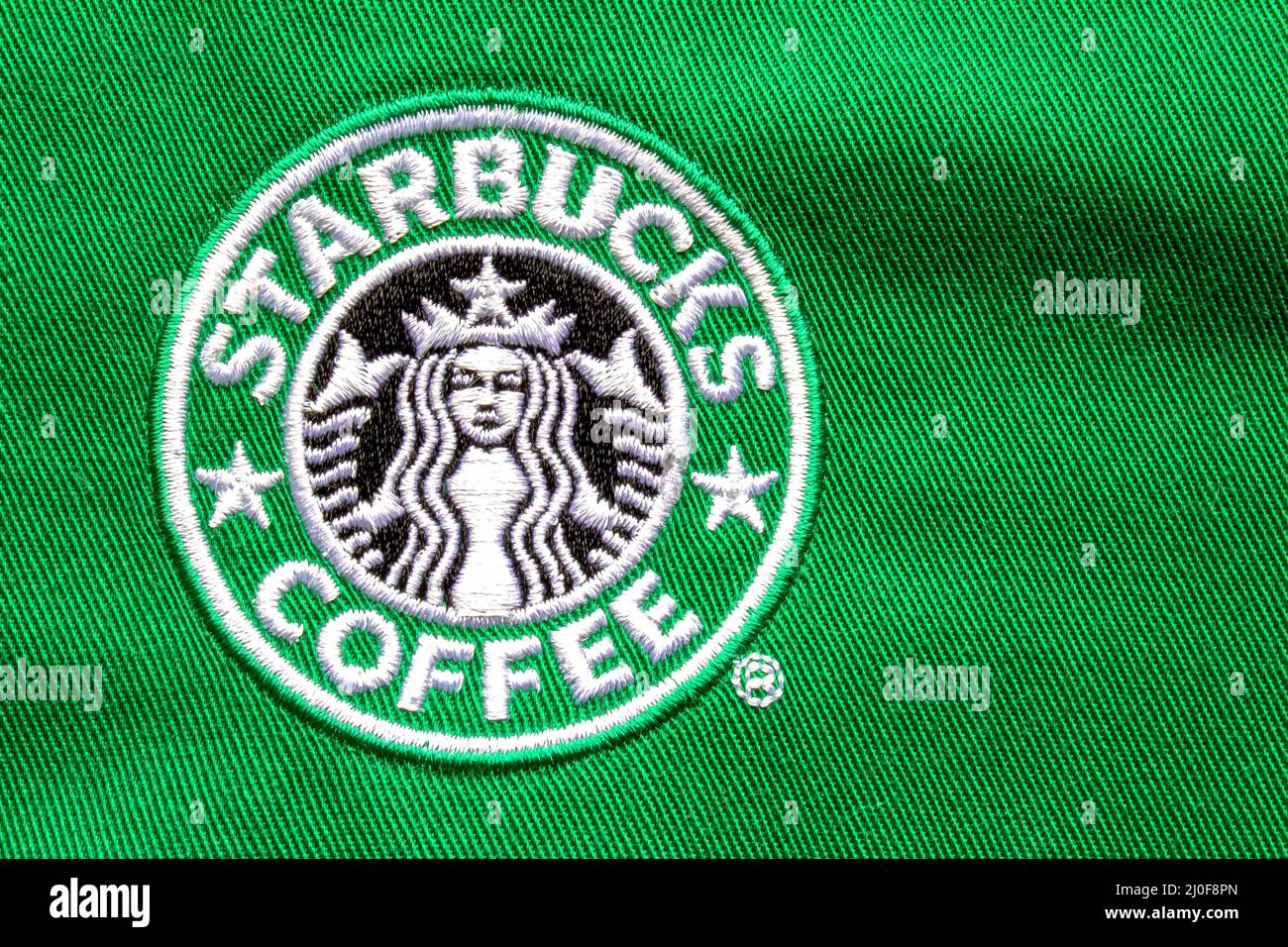 Calgary, Alberta, Kanada. August 2020. Nahaufnahme eines Starbucks Coffee-Logos auf einer grünen Schürze. Stockfoto