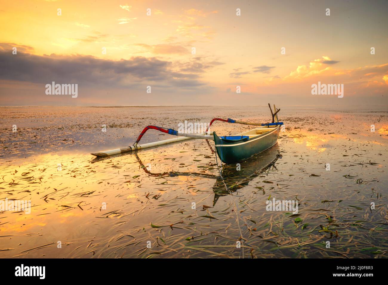 Wunderschöner Sonnenaufgang am strand von sanur, bali Stockfoto