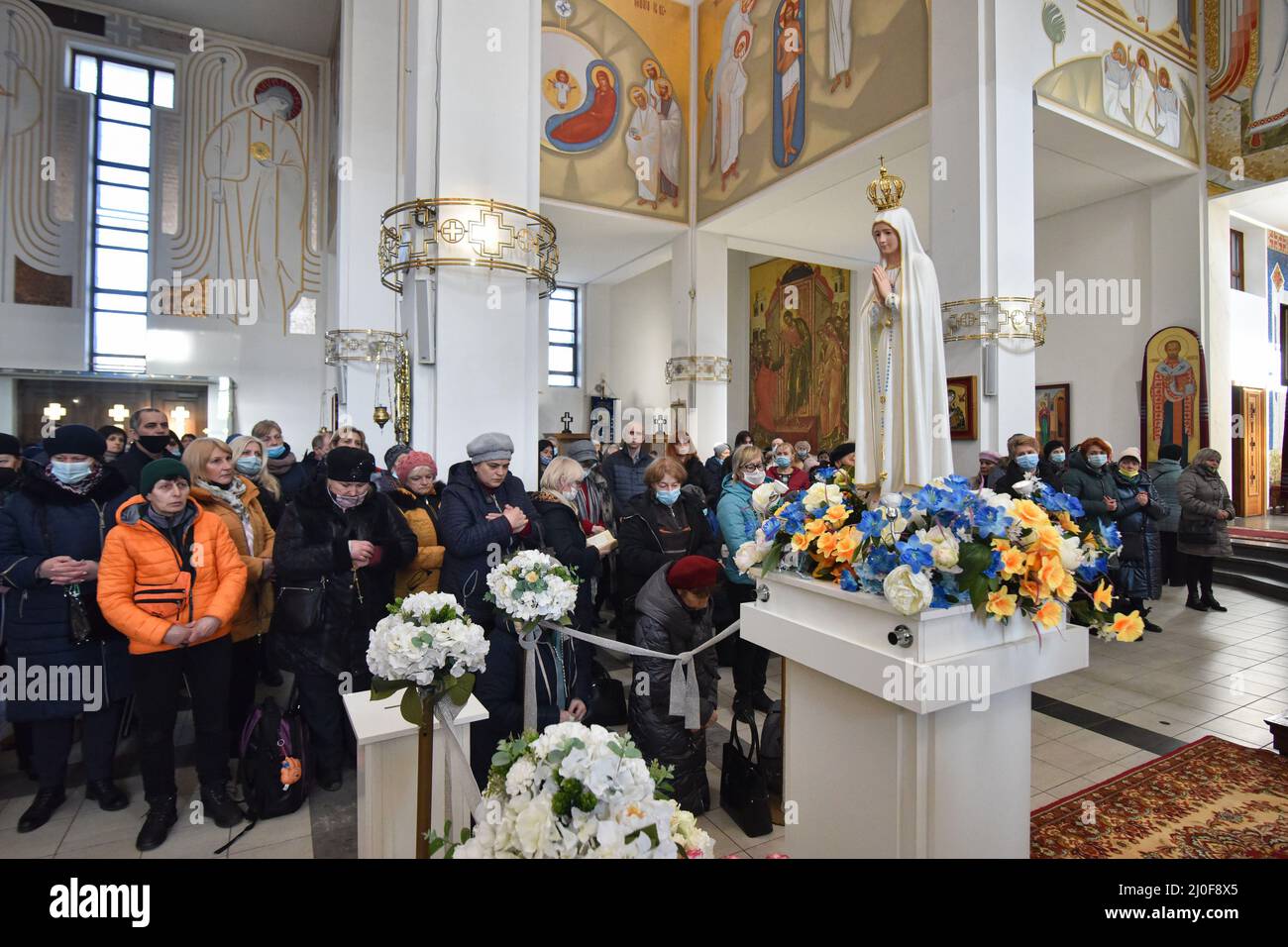 Lviv, Ukraine. 18. März 2022. Vor einer offiziellen Kopie der Statue der Jungfrau Maria von Fatima (Portugal) in der Geburtskirche der seligen Jungfrau Maria in Lemberg beten die Menschen für Frieden und Sieg für die Ukraine aufgrund der militärischen Invasion Russlands. Kredit: SOPA Images Limited/Alamy Live Nachrichten Stockfoto