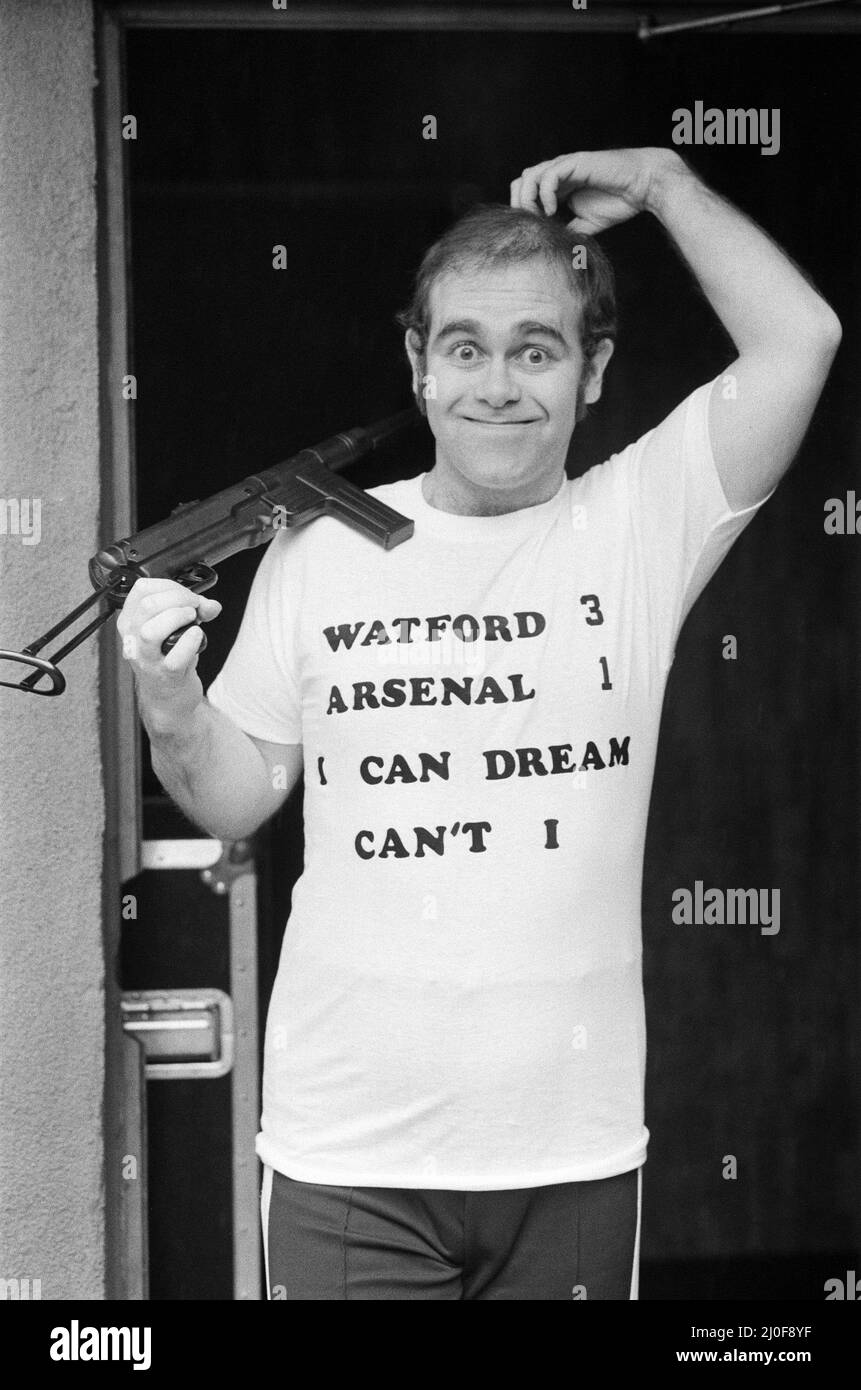 Popstar Elton John, ebenfalls Vorsitzender des FC Watford, zeigte in Los Angeles seine Version des Finales im obersten Quartal des FA Cup - Watford gegen Arsenal. Elton wird für das Spiel nicht nach London reisen, da er gerade in Los Angeles mit Aufnahmen beschäftigt ist. Allerdings hat er einen Traum sagen, dass Watford gewinnen 3-1. Abgebildet trägt ein T-Shirt mit 'Watford 3 Arsenal 1 - I can Dream Can't I' am 7.. März 1980. Stockfoto