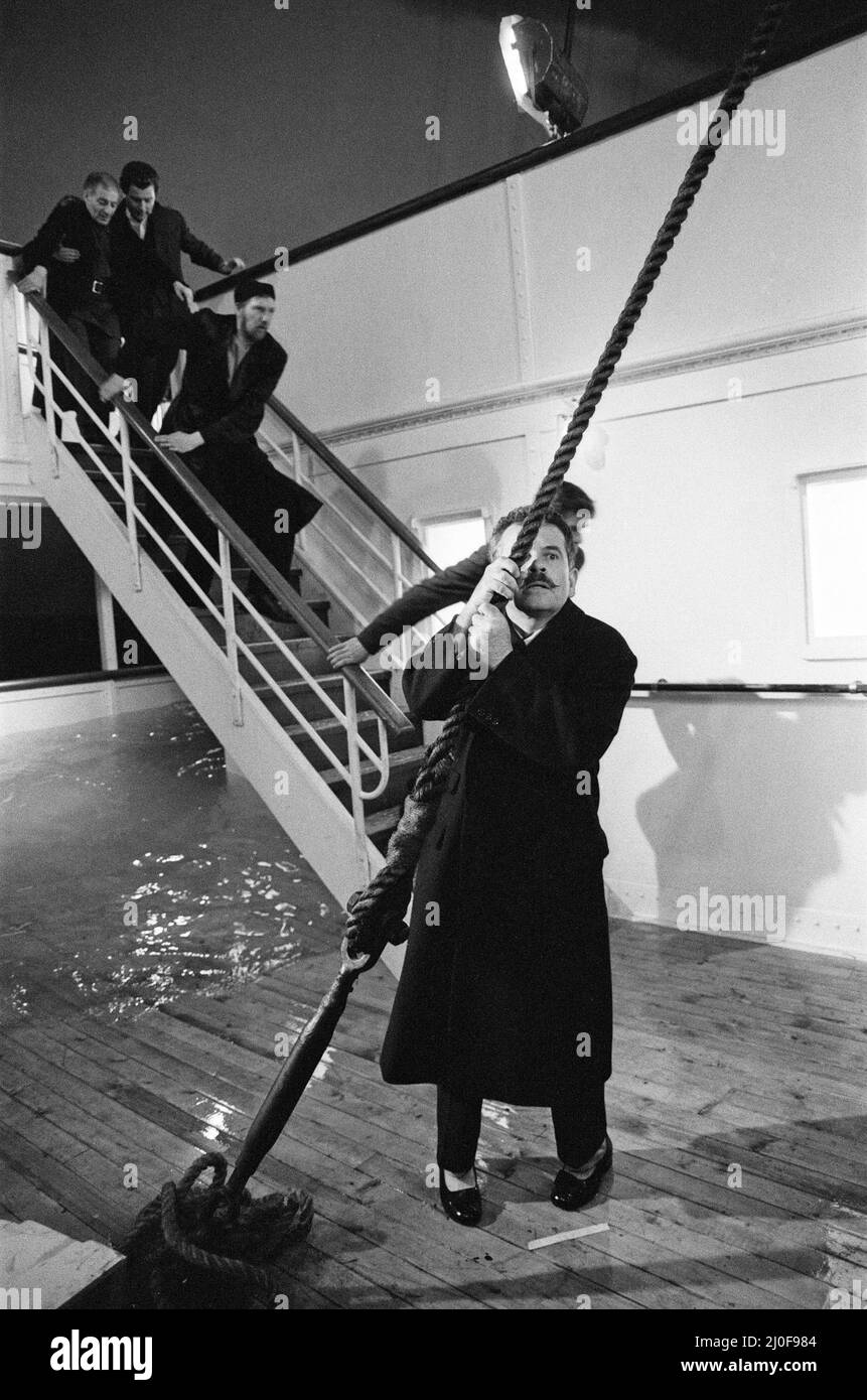 Die Dreharbeiten von „S.O.S. Titanic“ in den Shepperton Studios. Im Bild Ian Holm, der die Rolle des „Besitzers“ J Bruce Ismay spielt. 11.. April 1979. Stockfoto