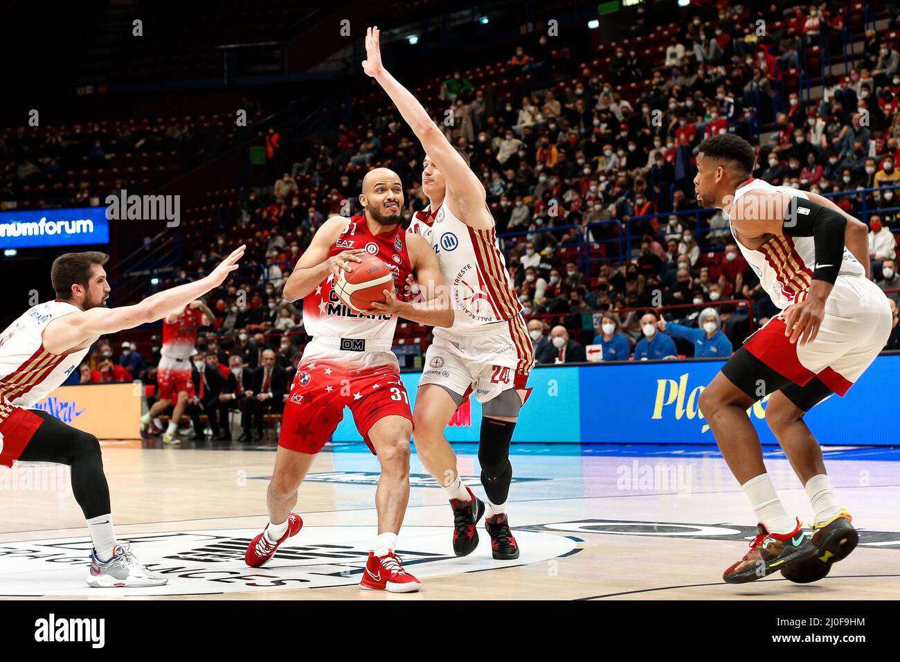 Mailand, Italien, Italien. 13. März 2022. Italien, Mailand 13 2022. märz: Shavon Shields (Armani Forward) greift im 3.. Quartal während des Basketballspiels A/X Armani Milan gegen Allianz Trieste, Lega Basket A 2021-2022 day22 den Korb an (Bildquelle: © Fabrizio Andrea Bertani/Pacific Press via ZUMA Press Wire) Stockfoto