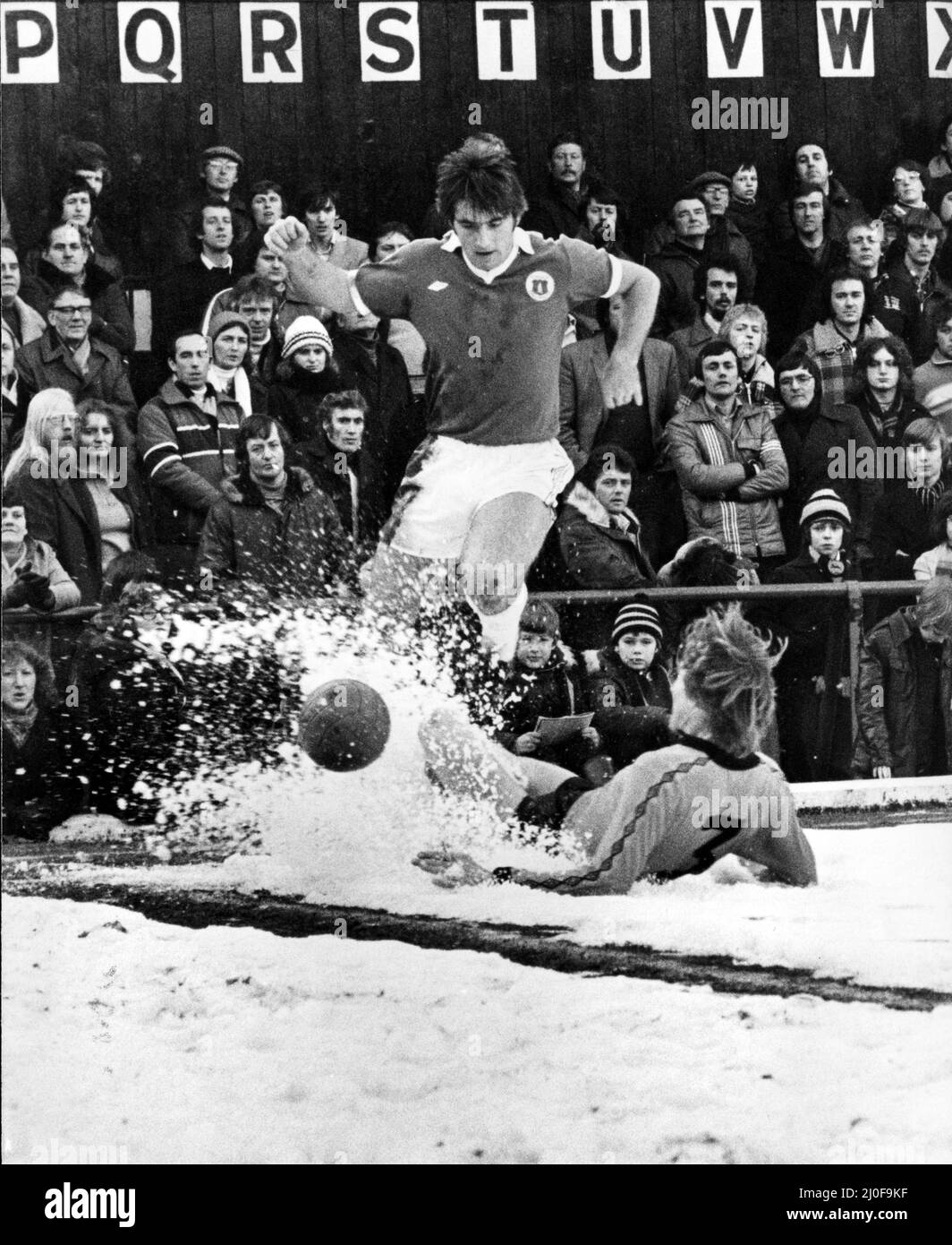 Everton schiebt Bob Latchford auf den Ball, während Wolverhampton Wanderers Verteidiger Parkin beim Ligaspiel in Molineux im Schnee herausfordert. 3.. Februar 1979. Stockfoto