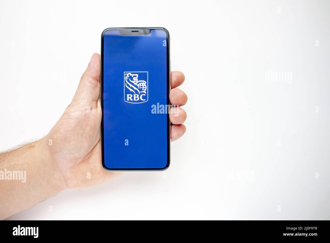 Calgary, Alberta, Kanada. August 15 2020. Eine Person, die ein iPhone 11 Pro Max mit der RBC App hält Stockfoto