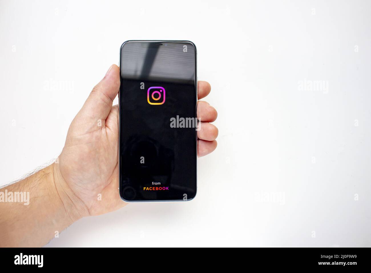 Calgary, Alberta, Kanada. August 15 2020. Eine Person, die ein iPhone 11 Pro Max mit der Instagram App hält Stockfoto