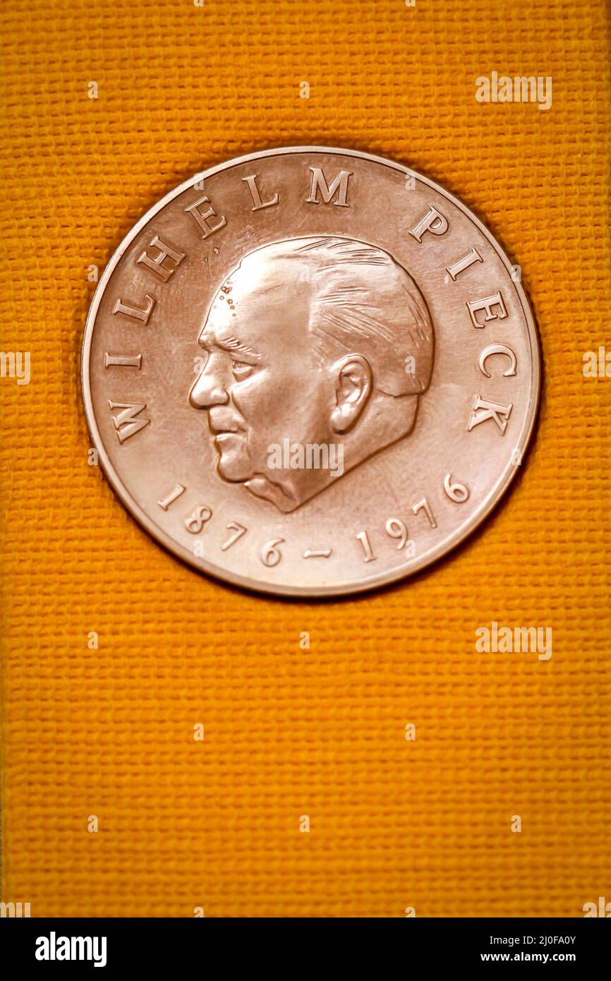 Nahaufnahme eines Ordens, Abzeichen oder einer Medaille aus der DDR-Zeit. Wilhelm Pieck-Münze Stockfoto