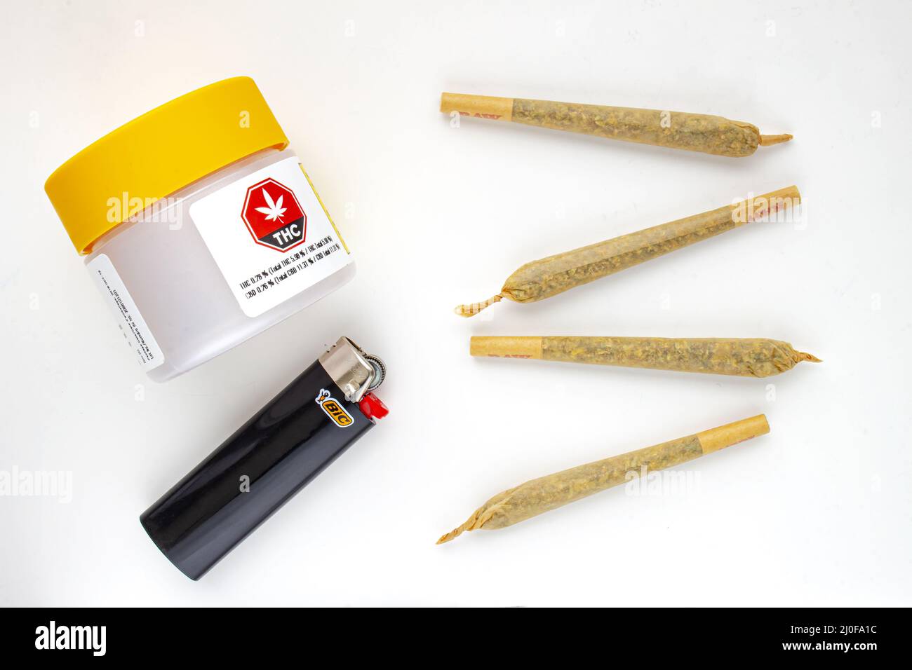 Calgary, Alberta, Kanada. August 19, 2020. Ein weißer und gelber Plastikverpackungsbehälter aus Cannabis mit Zigaretten, Prerolls oder Joi Stockfoto