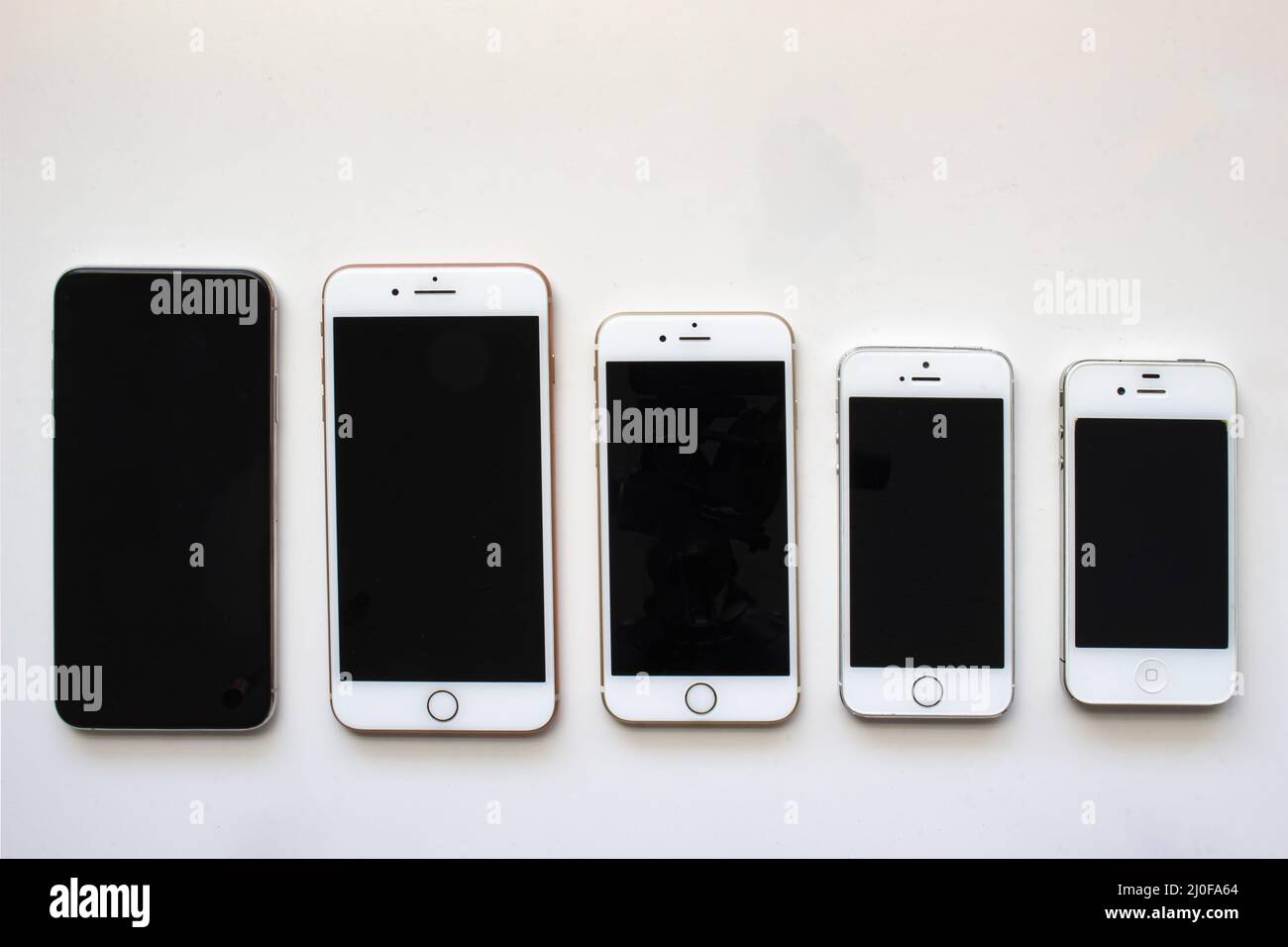 Calgary, Alberta, Kanada. August 22 2020. Mehrere iPhone-Bildschirme aus der Sicht auf einem weißen Hintergrund. Stockfoto