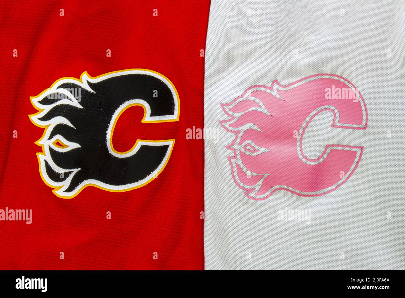 Calgary, Alberta, Kanada. August 23 2020. Nahaufnahme eines NHL Calgary Flames Logos auf einem roten und rosa Hockeytrikot. Stockfoto