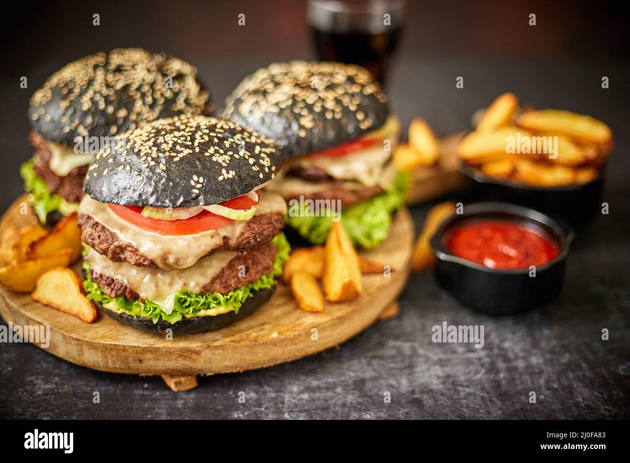 Köstlicher schwarzer Hamburger mit Hacksteaks und Käse Stockfoto