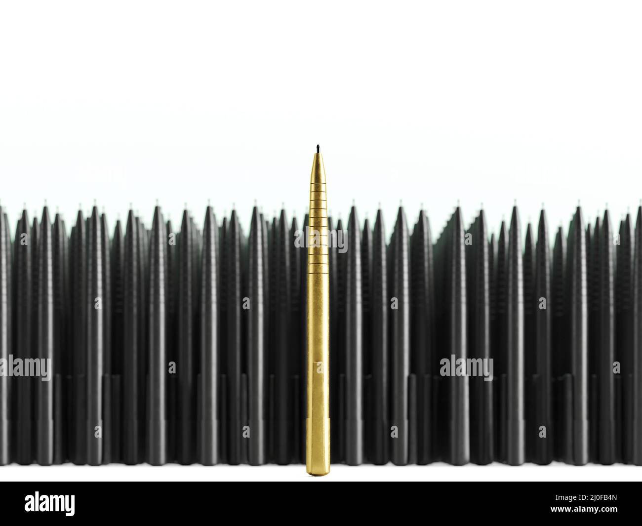 Ein goldener Kugelschreiber aus Metall steht vor dem Hintergrund vieler ähnlicher schwarzer Stifte. 3D-Rendering Stockfoto