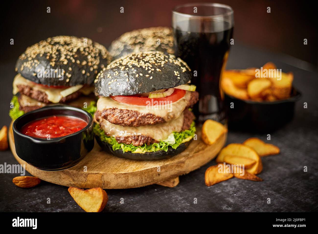 Köstlicher schwarzer Hamburger mit Hacksteaks und Käse Stockfoto