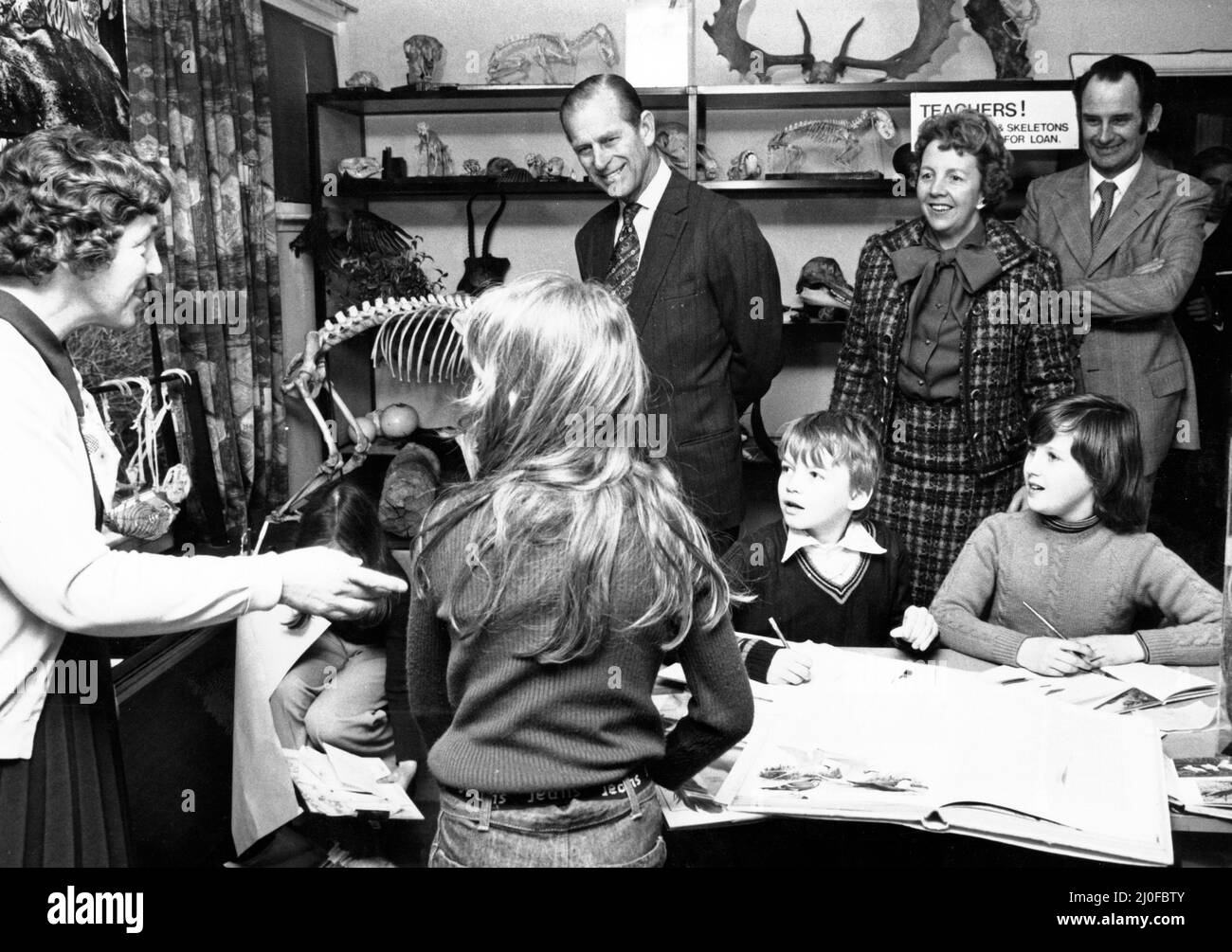 Der Herzog von Edinburgh besuchte als Präsident des World Wildlife Fund auch den Paignton Zoo und hier wird er mit Schülern der Chudleigh Knighton School, Devon, gesehen, die an einem Projekt arbeiteten. 9.. März 1978. Stockfoto