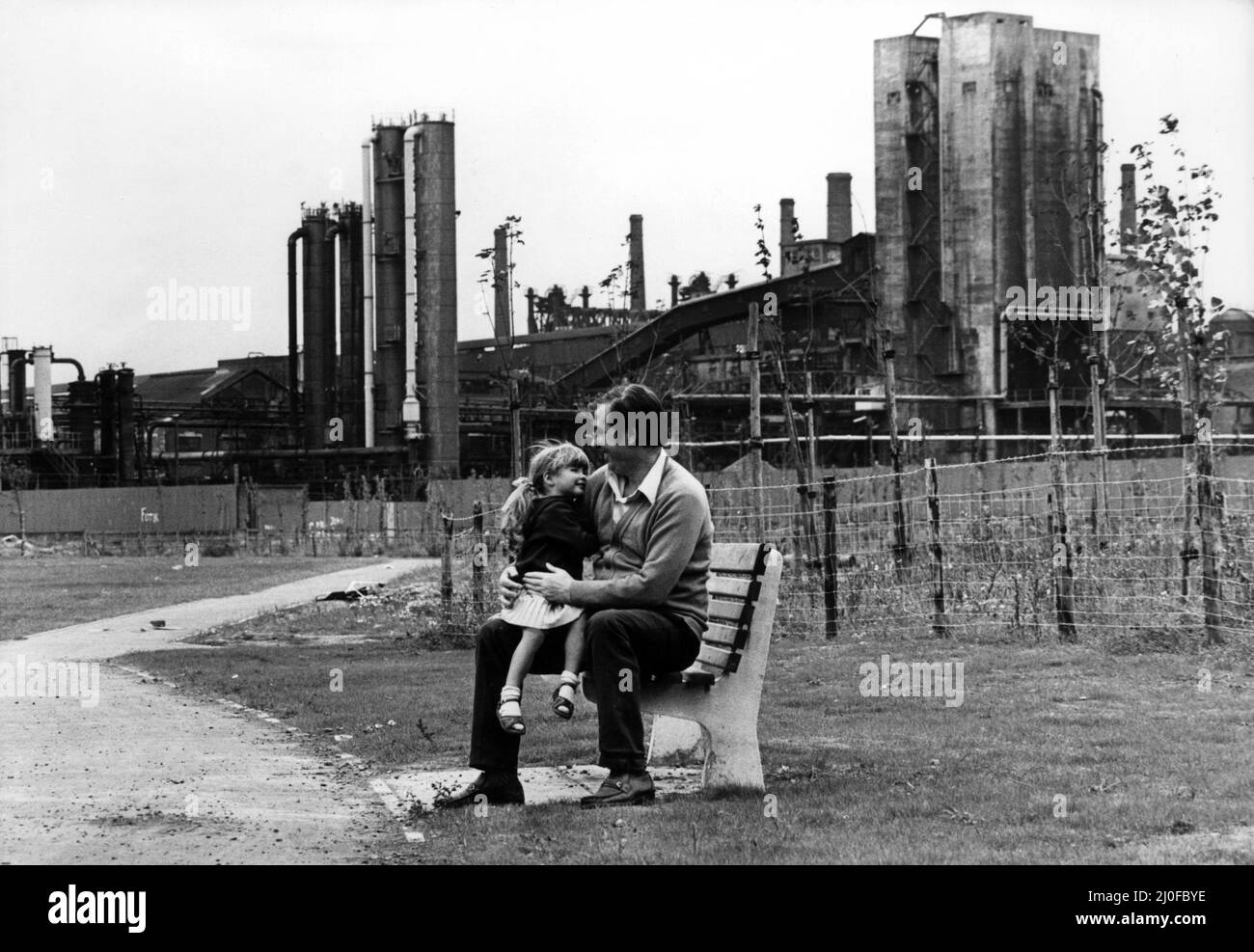 Jim Mapstone und seine drei Jahre alte Tochter Tammy von der Aberystwyth Street, Splott, genießen das Grün in den neu gewonnenen Gebieten in der Nähe der Portamoor Street. 4.. Oktober 1978. Stockfoto