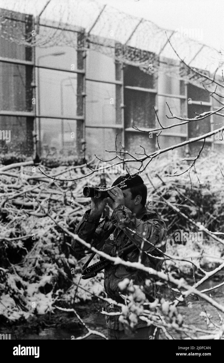 Britische Truppen patrouillieren an der Berliner Mauer zwischen Ost- und Westdeutschland. 13.. Dezember 1979. Stockfoto