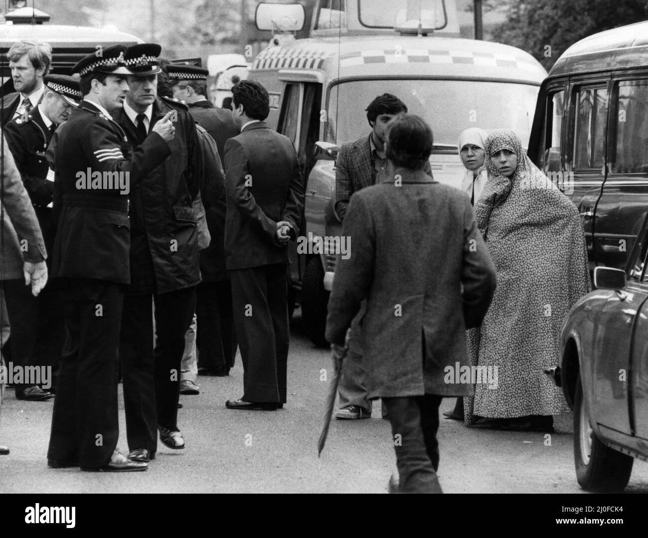 Am ersten Tag der Belagerung der iranischen Botschaft in London stürmten sechs bewaffnete Männer der iranischen extremistischen Gruppe „Demokratische Revolutionsbewegung zur Befreiung Arabistans“ das Gebäude und nahmen 26 Geiseln, bevor die SAS die Botschaft zurückeroberten und die Geiseln befreiten. Zwei der Frauen, die die Botschaft bei Beginn der Belagerung aufstellten, wurden vor dem 30.. April 1980 mit Polizeibeamten fotografiert. Stockfoto