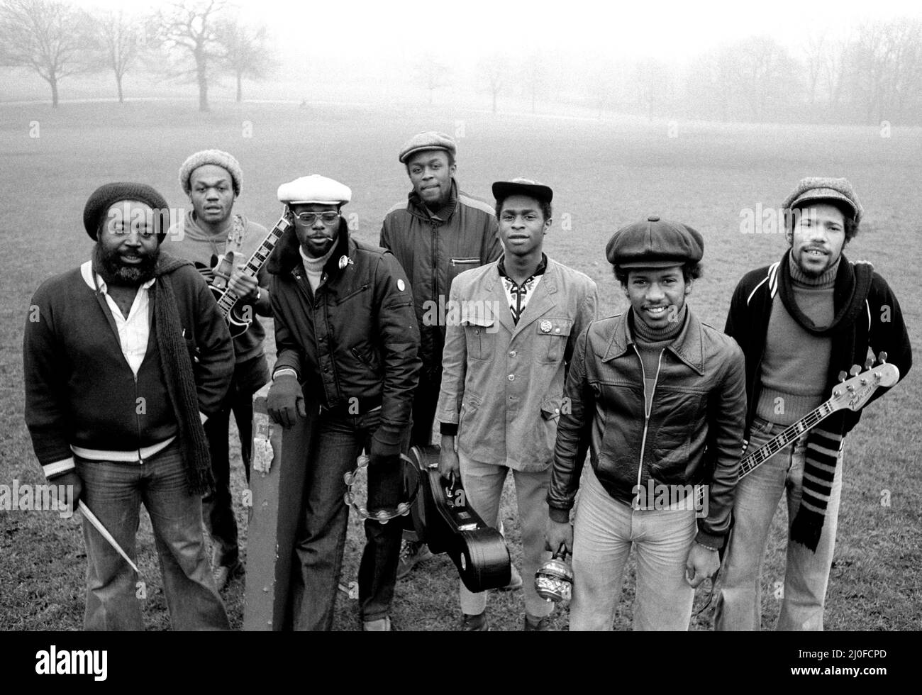 l-r Steve Nisbett, Basil Gabbidon, Michael Reilly, Selwyn Brown, Dave Hinds, Phonso Martin und Ronnie McQueen von der Reggae-Gruppe Steel Pulse, abgebildet in Handsworth, Birmingham, wo sie alle stammen. 22.. Februar 1978. Stockfoto