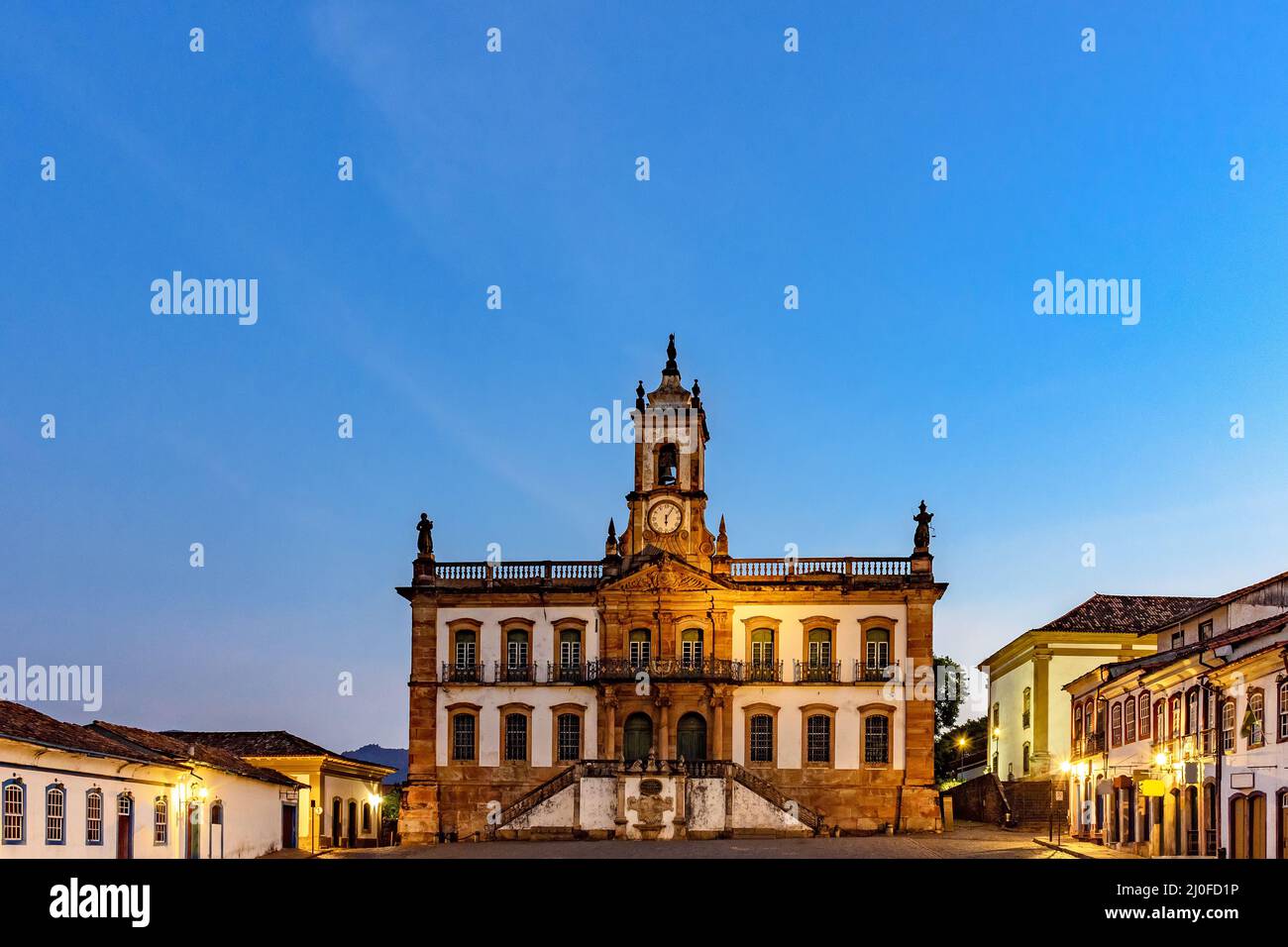 Der Hauptplatz von Ouro Preto mit seinen historischen Gebäuden, Häusern und Denkmälern Stockfoto
