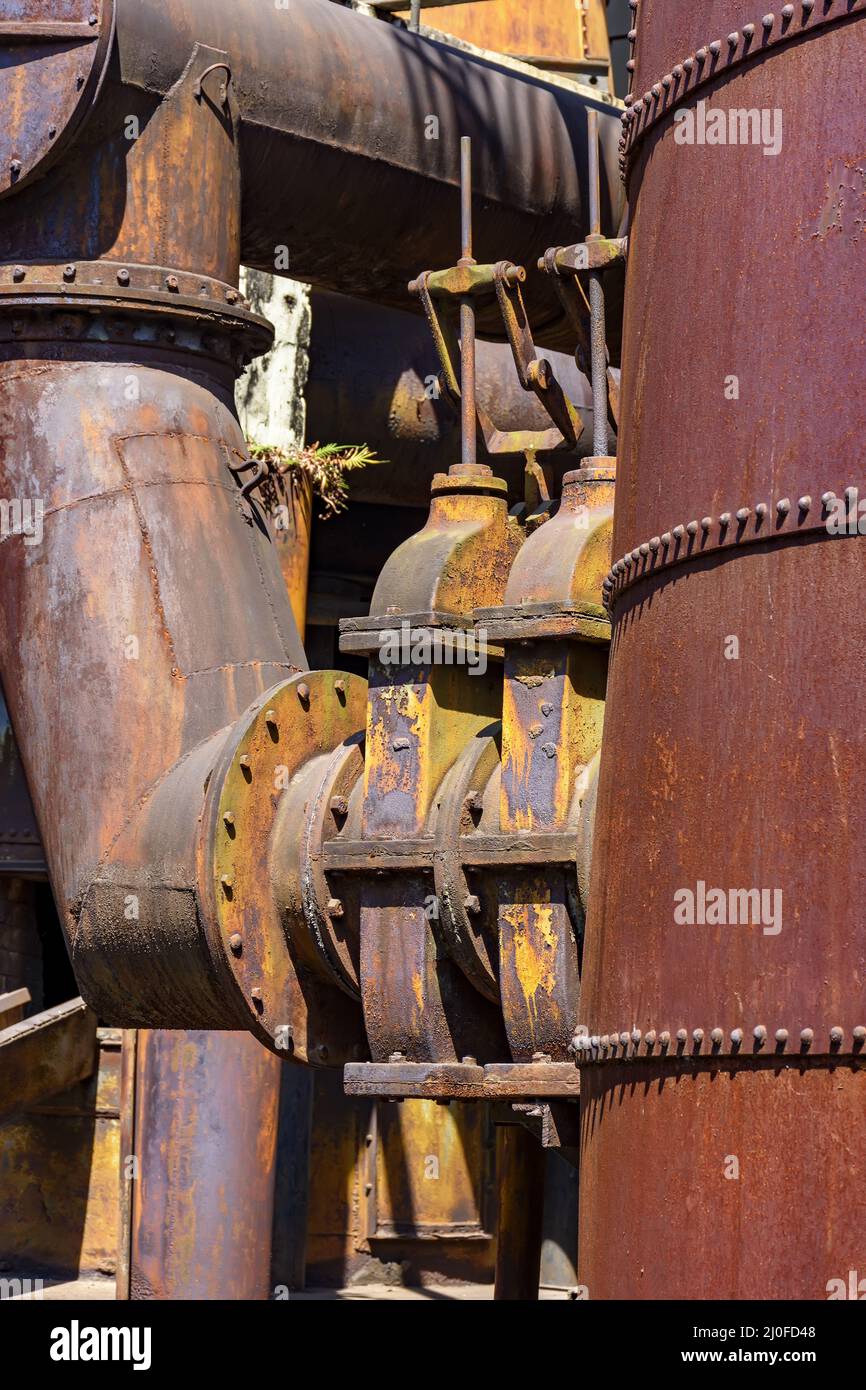 Korrodierte und rostige Getriebe und Rohrleitungen von alten Maschinen Stockfoto