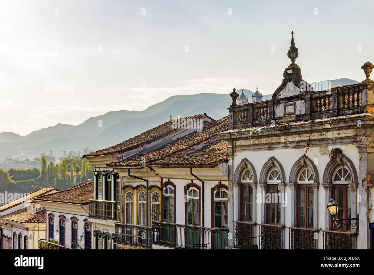 Fassaden von Häusern in Kolonialarchitektur in einer alten Straße in der Stadt Ouro Preto Stockfoto