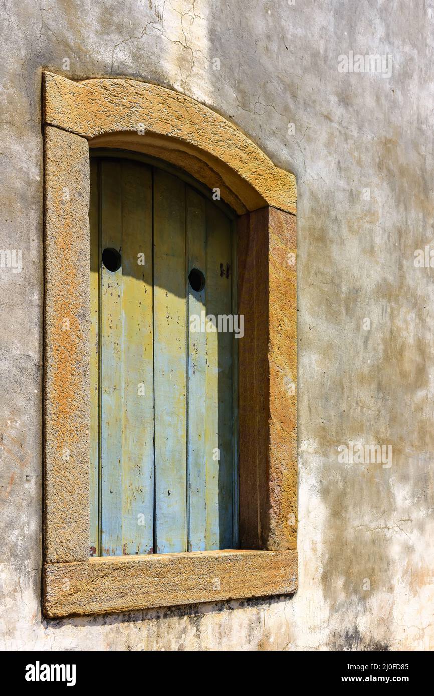 Historisches Kirchenfenster im Kolonialstil mit Steinrahmen Stockfoto